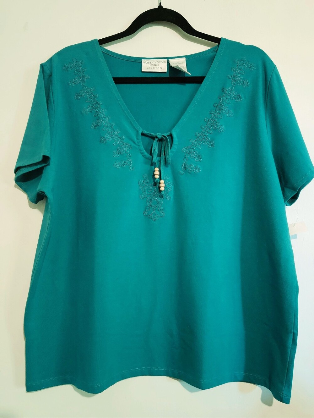 NWT Worthington Women's Plus 1X Green Embroidered Keyhole Wood Bead Tie Stretch